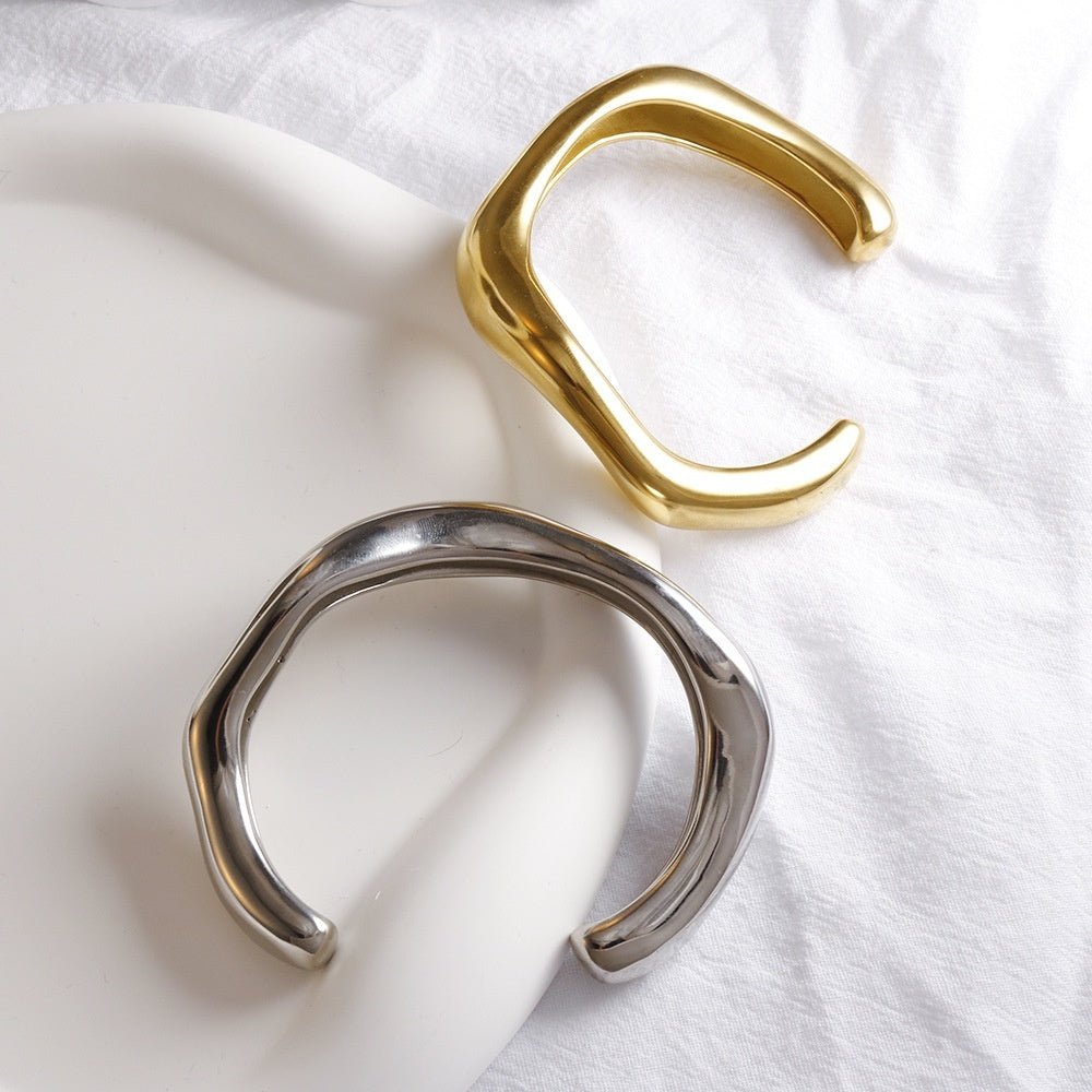 Glossy Curved C Bracelet