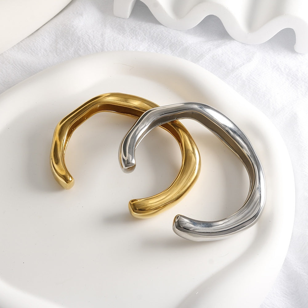 Glossy Curved C Bracelet