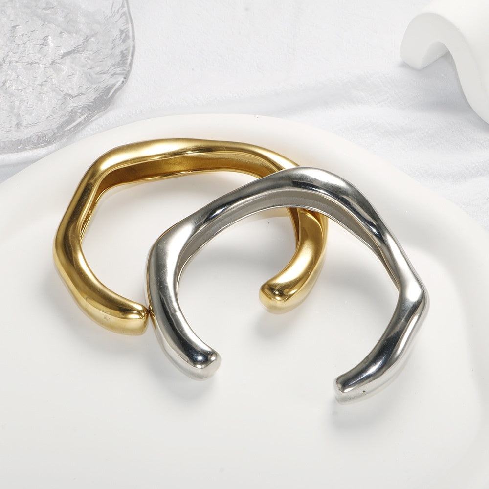 Glossy Curved C Bracelet