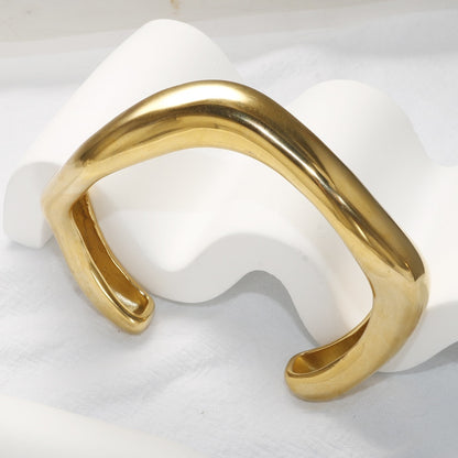 Glossy Curved C Bracelet